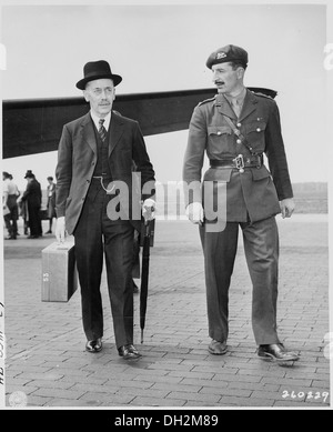 Sir Alexander Cadogan, Unterstaatssekretär des britischen Außenministeriums, und Colonel David Bevan (rechts) von der... 199004 Stockfoto