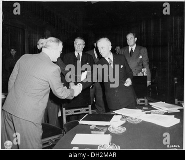 Sowjetischer Außenminister Vyacheslav Molotov, links, schüttelt Hände mit Außenminister James Byrnes vor der... 198956 Stockfoto