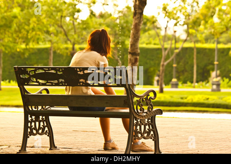 auf Bank nur Dame Platz Stockfoto