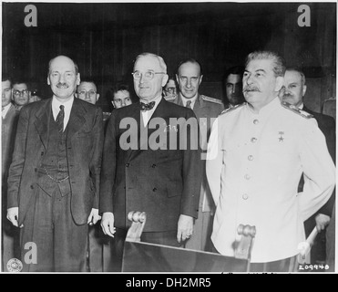 Die drei großen Führer Franklin D. Roosevelt, Winston Churchill und Joseph Stalin treffen sich zum ersten Mal auf der Potsdamer Konferenz in Deutschland. Stockfoto