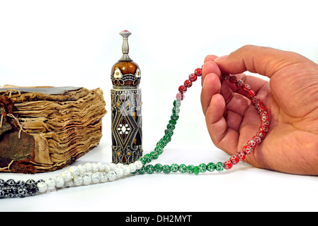 Eine alte Hand scripted Koran mit Gebetskette Stockfoto