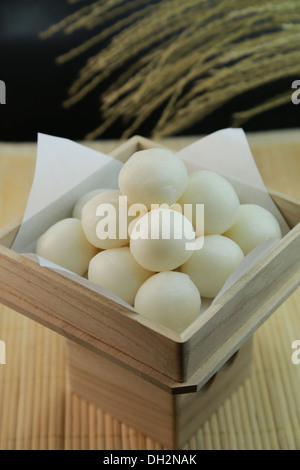 Tsukimi-Dango (japanische Knödel für die Mond-Anzeige) Stockfoto