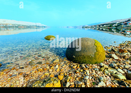 steinerne Ei am Ufer des Golfs Stockfoto