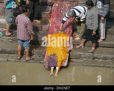 Nepal Pashupatinath, hinduistische Tempelanlage berühmt für das Brennen von Ghats, Kathmandu. Leiche, die Feuerbestattung in Erwartung. Stockfoto