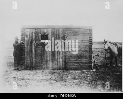 Dieses Bild zeigt ein hölzernes Gefängnis im Wyoming-Territorium, das 1893 von C. Hart Merriam gefangen genommen wurde. Das Foto zeigt die Architektur früherer Strafgebäude im amerikanischen Westen. Stockfoto