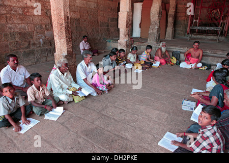 Kinder lernen hindu Vedische Schriften von Pandit Thanjavur Tamilnadu Indien Asien Stockfoto