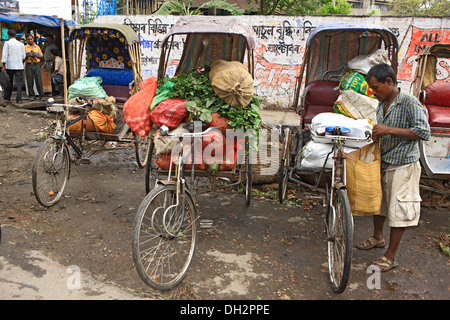 Dreirad-Rikschas in Gemüsemarkt in Guwahati Assam Indien Asien Stockfoto