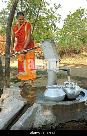 Indische Frau mit Handpumpe für Trinkwasser aus Dorf Bohrloch, Jharkhand, Indien, Asien Stockfoto