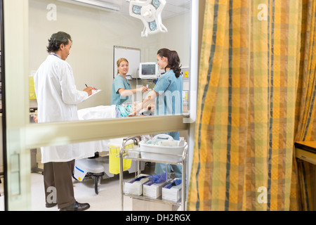 Arzt und Krankenschwestern, die Behandlung von Patienten Stockfoto