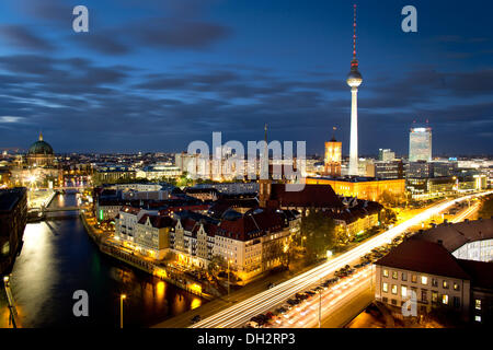 Berlin, Deutschland. 29. Oktober 2013. Das Nicholas Quarter mit der 800 Jahre alten Kirche, Rathaus und dem Fernsehturm in Berlin, Deutschland, 29. Oktober 2013. Foto: KAY NIETFELD/Dpa/Alamy Live News Stockfoto