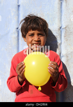 Junge Inderin mit gelben Ballon, Rajasthan, Nordindien, Asien Stockfoto