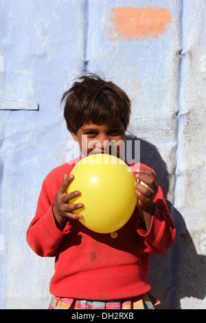 Junge Inderin mit gelben Ballon, Rajasthan, Nordindien, Asien Stockfoto