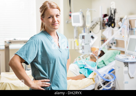 Zuversichtlich Krankenschwester mit Patienten ruhen im Hintergrund Stockfoto