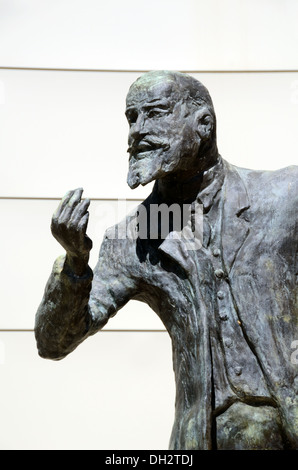 Statue von Jean Jaurès (1859-1914) des Bildhauers François Cacheux am Place du 20éme Siècle Odysseum Complex Montpellier France Stockfoto