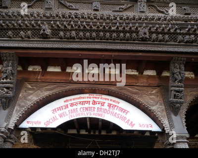 Nepal Pashupatinath, hinduistische Tempelanlage berühmt für das Brennen von Ghats, Kathmandu. Alte Leute im Altersheim. Stockfoto