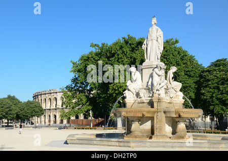 Pradier Brunnen (1851) römische Arena & Stadtplatz oder Esplanade Charles de Gaulle Nimes Frankreich Stockfoto