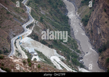 Alaknanda Fluß und Mountain Road Uttarakhand Indien Asien Stockfoto