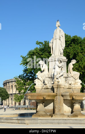 Pradier Fountain (1851), ein Allegorischer Brunnen mit Marmorstatuen, Die Vier Flüsse darstellen, Esplanade Charles-de-Gaulle & Roman Arena Nimes France Stockfoto