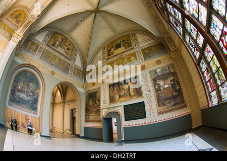 Niederlande, Amsterdam, Rijksmuseum und National Museum. Die Front Hall. Besucher. 17. Jahrhundert. Stockfoto