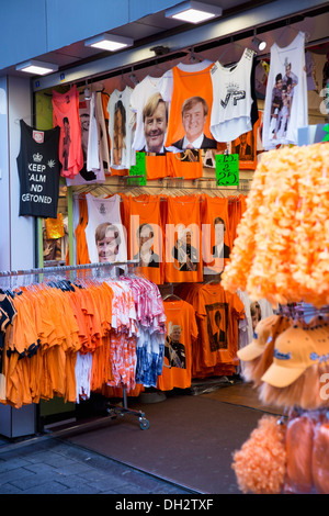 Niederlande, Amsterdam, 30. April 2013, Abdankung von Königin Beatrix und Amtseinsetzung von König Willem-Alexander. Souvernirshop. Stockfoto