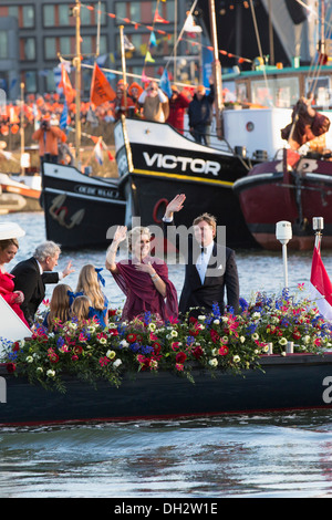 Niederlande, Einweihung von König Willem-Alexander und Königin Maxima und ihre 3 Töchter während der Wasser-Festzug. Stockfoto