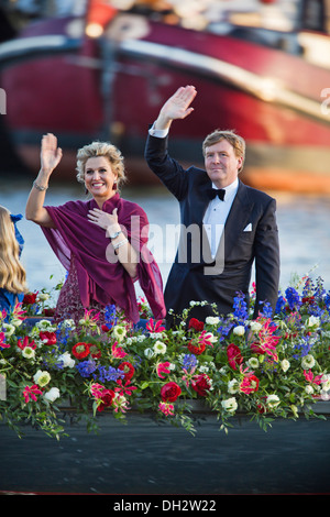 Niederlande, Amstedam, 30. April 2013, Einweihung von König Willem-Alexander und Maxima der Königin während der Wasser-Festzug. Stockfoto