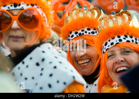 Die Niederlande, Amsterdam. Königstag ist eine einzigartige Nacht und Tag Karneval wie Veranstaltung am 27. April jedes Jahr. Die Menschen feiern. Stockfoto