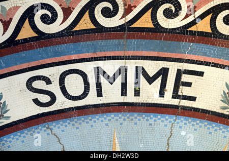 Die mosaischen Fliesen der Somme, Das Erste Kriegsdenkmal oder das Große Kriegsdenkmal Nimes Frankreich Stockfoto