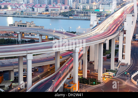 Nanpu Bridge in der Dämmerung. Shanghai, China Stockfoto