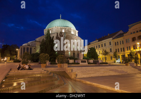 Moschee Kirche Szechenyi Platz in der Abenddämmerung, Pecs, Süd-Transdanubien, Ungarn Stockfoto