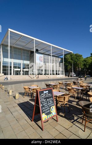 Carré d ' Art Bibliothek Kunst Galerie & Kulturzentrum von Norman Foster & Bürgersteig Café Nimes France Stockfoto