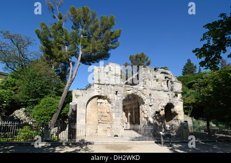 Ruinierter römischer Tempel der Diana oder des Diana-Tempels in den Gärten oder Jardins de la Fontaine Nimes Frankreich Stockfoto