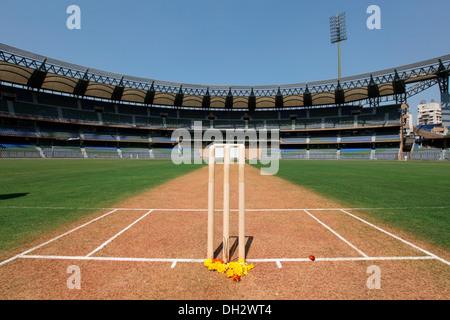 Cricket stolps and pitch Wankhede Stadium Bombay Mumbai Maharashtra Indien Asien Asiatisch Indisch Stockfoto