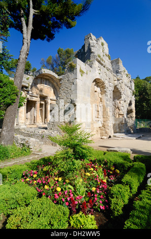 Römischer Tempel der Diana in den Gärten oder Jardins de la Fontaine Nimes Frankreich Stockfoto