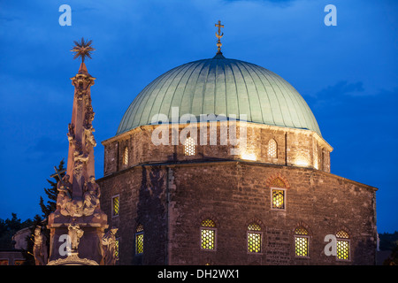 Moschee-Kirche und Dreifaltigkeitssäule in der Abenddämmerung, Pecs, Süd-Transdanubien, Ungarn Stockfoto