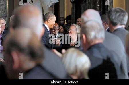 US-Präsident Barack Obama spricht links, mit Tom Foleys Frau Heather, Recht, während einer Trauerfeier zu Ehren ehemaligen Sprecher des U.S. House Thomas S. Foley (Demokrat von Washington) in das Kapitol in Washington, DC am 29. Oktober 2013. Foley vertreten Washingtons 5. Kongreßbezirk wurde der 57. Lautsprecher von dem US-Repräsentantenhaus von 1989 bis 1995. Er diente später als US-Botschafter in Japan von 1997 bis 2001. US-amerikanischer Jurist und John Lewis (Demokrat of Georgia) wird zwischen dem Präsidenten und Mrs Foley gesehen. Bildnachweis: Aude Guerrucci / Pool über CNP Stockfoto