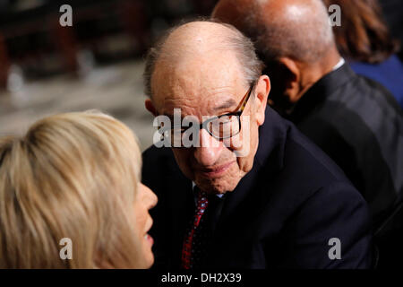 Ehemalige USA US-Notenbankchef Alan Greenspan besucht eine Trauerfeier zu Ehren ehemaligen Sprecher des U.S. House Thomas S. Foley (Demokrat von Washington) in das Kapitol in Washington, DC am 29. Oktober 2013. Foley vertreten Washingtons 5. Kongreßbezirk wurde der 57. Lautsprecher von dem US-Repräsentantenhaus von 1989 bis 1995. Er diente später als US-Botschafter in Japan von 1997 bis 2001. Bildnachweis: Aude Guerrucci / Pool über CNP Stockfoto