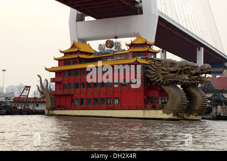 Dragon-Schiffsrestaurant am Huangpu River in Shanghai, China Stockfoto