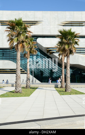 Haupteingang und Palmengärten vor Pierresvives Sportzentrum von Zaha Hadid Montpellier Hérault-Frankreich Stockfoto