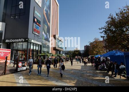 Pitesti, Rumänien. 21. Oktober 2013. Eine Einkaufsstraße in Pitesti, Rumänien, 21. Oktober 2013. Foto: JENS KALAENE/Dpa/Alamy Live News Stockfoto