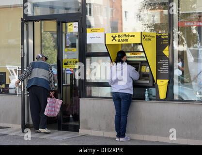 Pitesti, Rumänien. 21. Oktober 2013. Ein Zweig der Raiffeisen Bank in Pitesti, Rumänien, 21. Oktober 2013. Foto: JENS KALAENE/Dpa/Alamy Live News Stockfoto