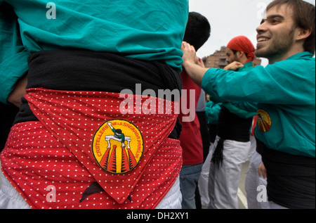 Detail der Taschentuch. Die Castellers De La Sagrada Familia menschliche Turm zu bauen. De La Marina Street. Barcelona, Spanien Stockfoto