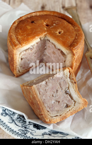 Traditionellen Stil Pork Pie selektiven Fokus auf Torte Keil Stockfoto