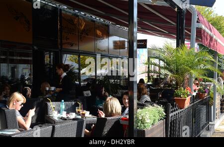 Pitesti, Rumänien. 21. Oktober 2013. Eine Kneipe in der Innenstadt in Pitesti, Rumänien, 21. Oktober 2013. Foto: JENS KALAENE/Dpa/Alamy Live News Stockfoto