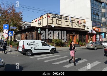 Pitesti, Rumänien. 21. Oktober 2013. Eine Kneipe in der Innenstadt in Pitesti, Rumänien, 21. Oktober 2013. Foto: JENS KALAENE/Dpa/Alamy Live News Stockfoto