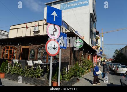 Pitesti, Rumänien. 21. Oktober 2013. Eine Kneipe in der Innenstadt in Pitesti, Rumänien, 21. Oktober 2013. Foto: JENS KALAENE/Dpa/Alamy Live News Stockfoto