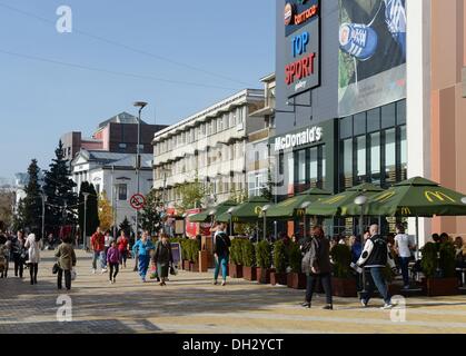 Pitesti, Rumänien. 21. Oktober 2013. Eine Einkaufsstraße in Pitesti, Rumänien, 21. Oktober 2013. Foto: JENS KALAENE/Dpa/Alamy Live News Stockfoto