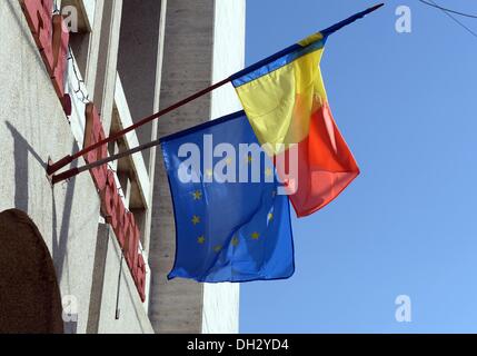 Pitesti, Rumänien. 21. Oktober 2013. Die rumänischen und europäischen Flaggen im Zentrum Stadt in Pitesti, Rumänien, 21. Oktober 2013. Foto: JENS KALAENE/Dpa/Alamy Live News Stockfoto