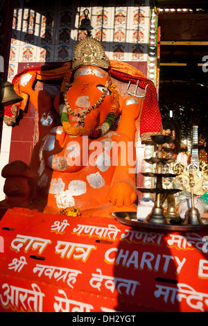 Statue von Ganesh und Charity Box in Haridwar Uttarakhand Indien Asien Stockfoto