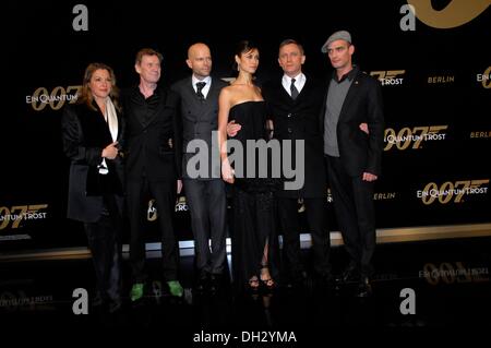 Barbara Broccoli, Marc Forster, Jesper Christensen, Olga Kurylenko, Daniel Craig und Anatole Taubman (l-R) bei der Deutschlandpremiere von "Ein Quantum Trost" in Berlin. Stockfoto